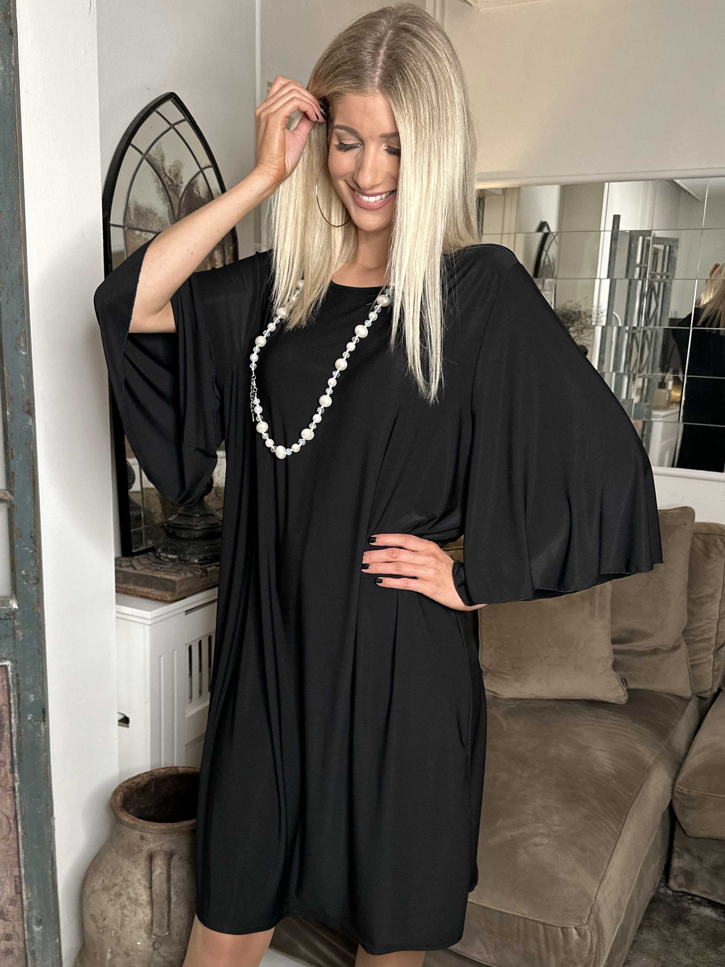 Noemi - Lös enfärgad klänning med vida ärmar